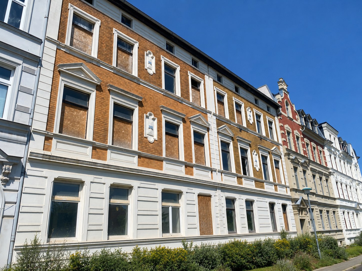 Pompöse Altbau-Fassade eines Mehrfamilienhauses